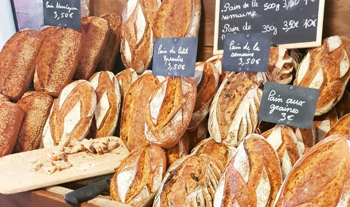 Pains au levain sur l’étal, avec les ardoises de prix